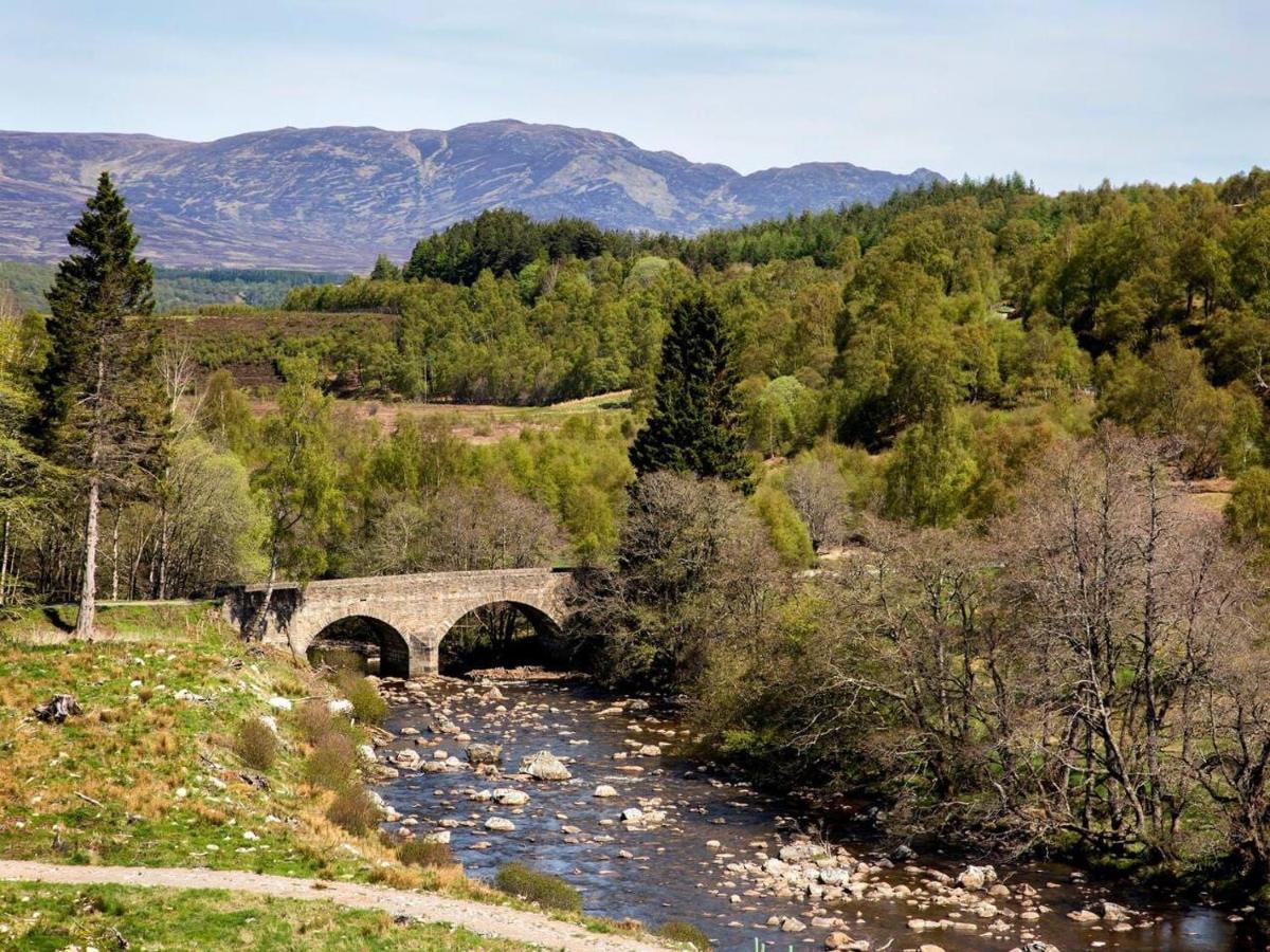 Villa Spectacular Mountain View Ecopod Newtonmore Exterior foto